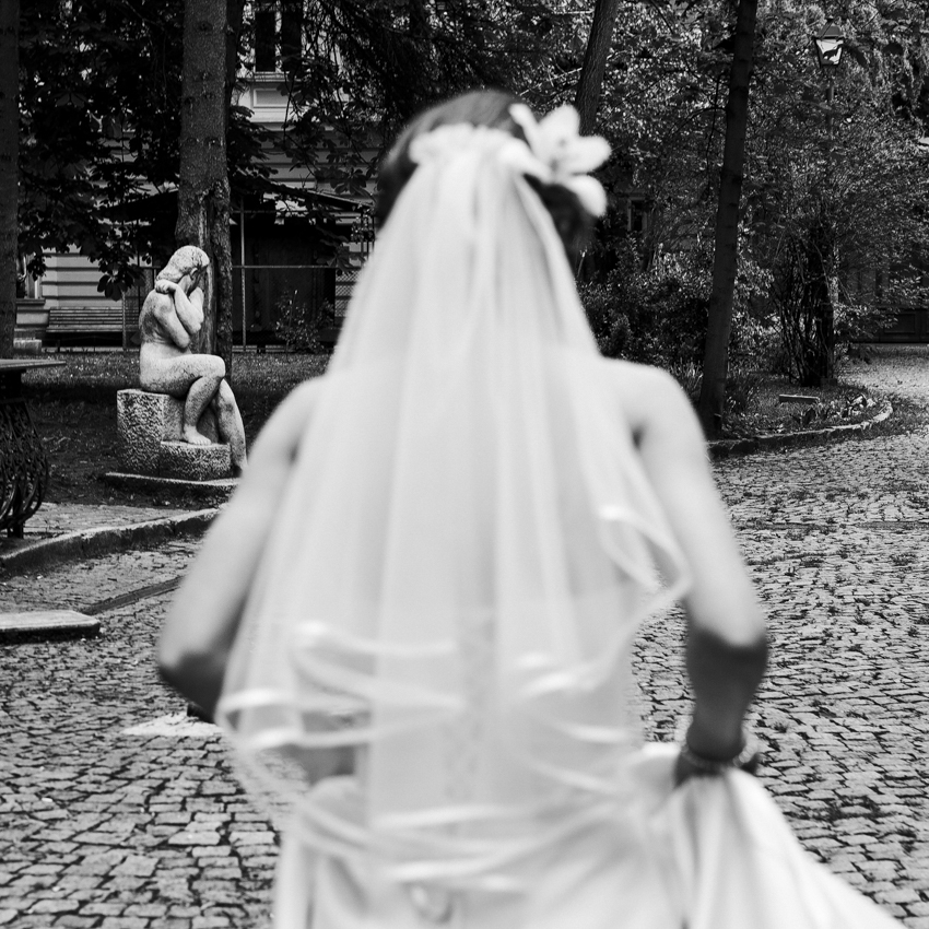Документална черно бяла сватбена фотография
