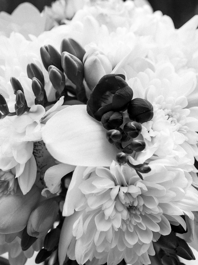 high end wedding photography Bulgaria с черно бял букет топ